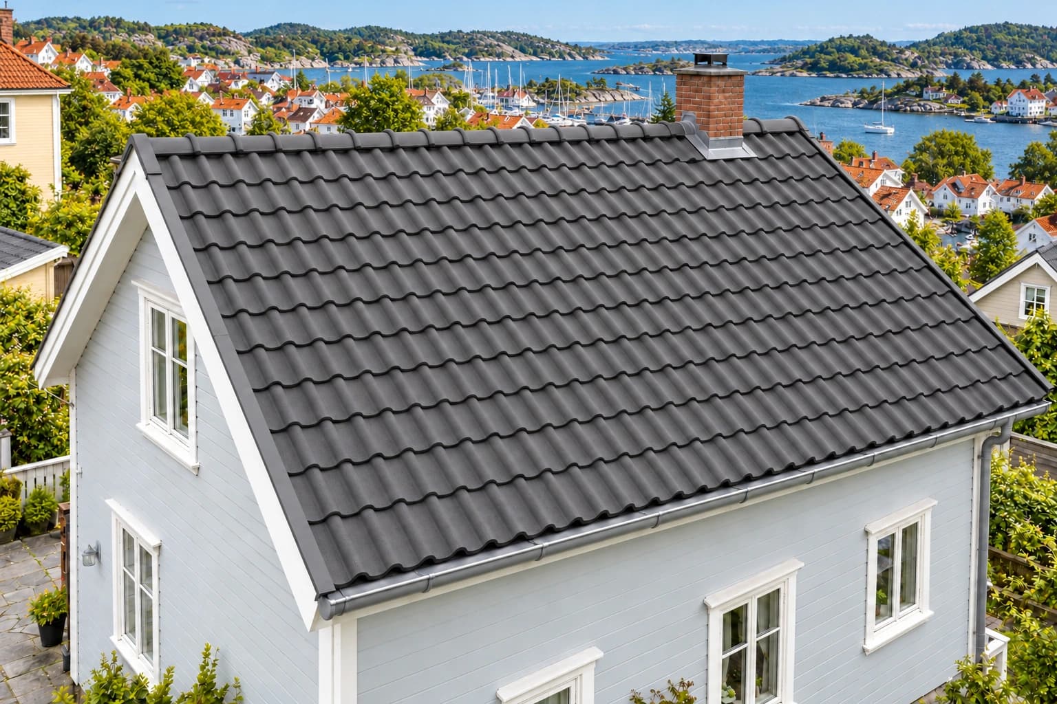 Ny tekking, møne og beslag er vist her. Åpne taket for å se lagene under.