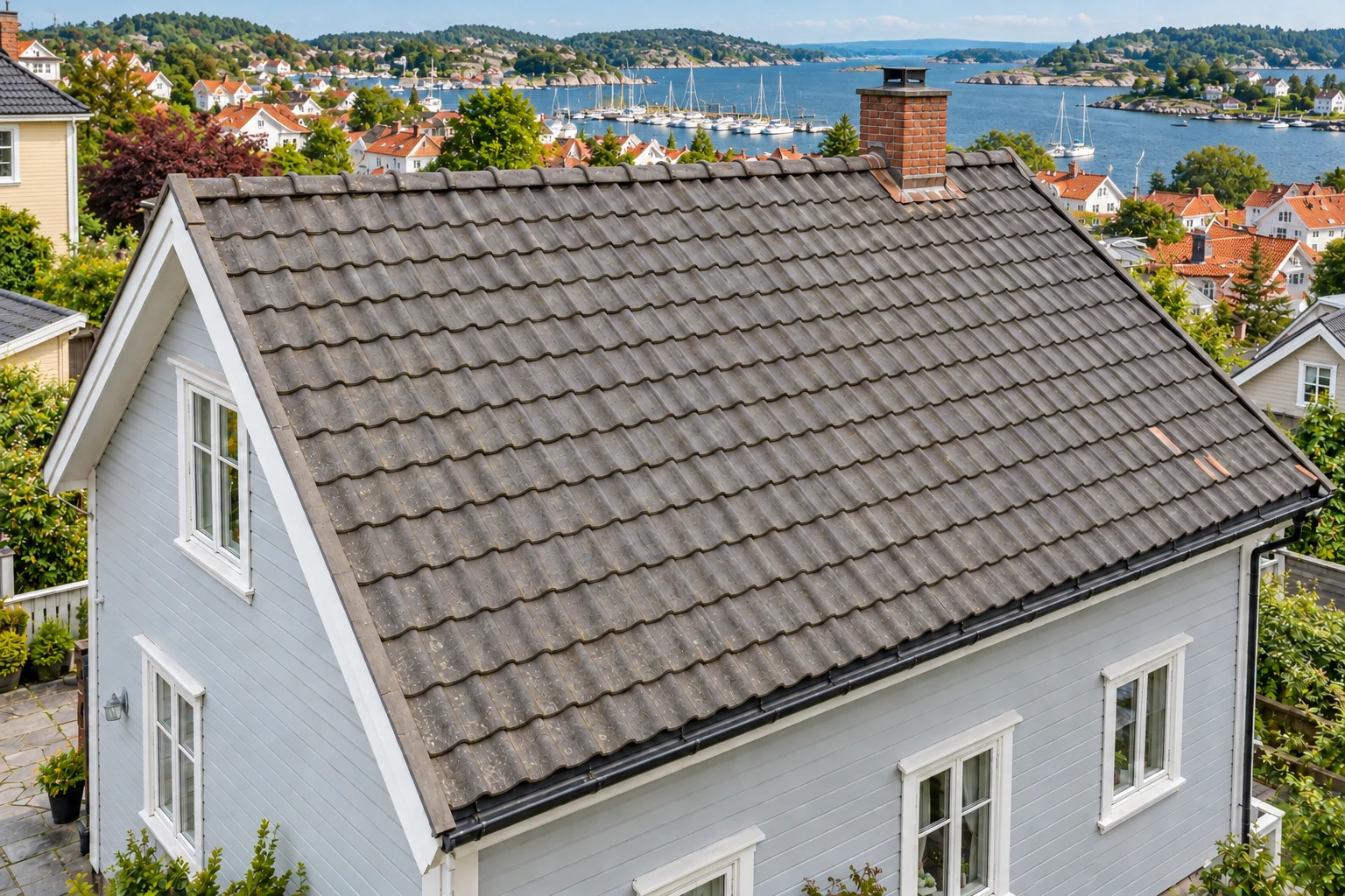 Rengjorte grå betongtakstein med eldre overflate bevart.